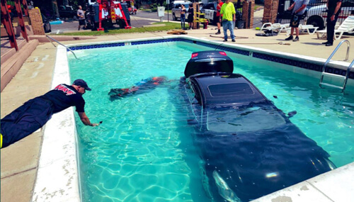 Перепутав газ с тормозом, юноша искупал машину в бассейне