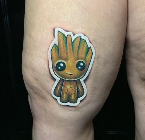 Мастер татуировки прославился «наклейками», которые он рисует на коже клиентов