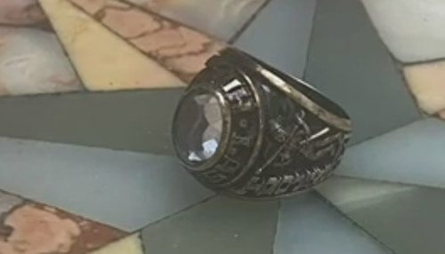 Выпускник потерял кольцо через 2 недели после вручения и получил его обратно через 36 лет