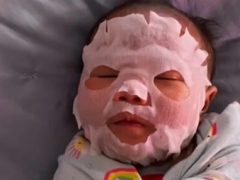 Малыш с раздражением кожи получил от мамы косметическую маску