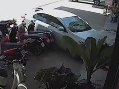 Неуправляемая машина протаранила магазин мотоциклов