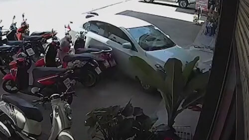 Неуправляемая машина протаранила магазин мотоциклов
