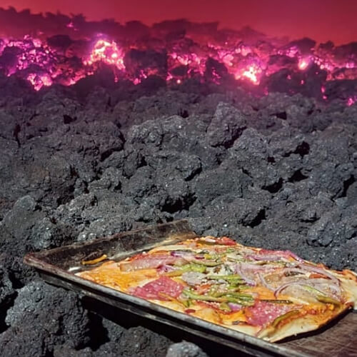 Горячая лава помогает повару готовить пиццу на вулкане