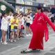 Трюкач совмещает скейтборд и традиционные китайские наряды