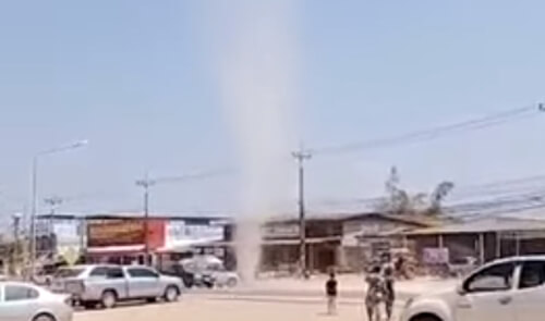 Очевидцы испугались при виде «пыльного дьявола», прогулявшегося по улице