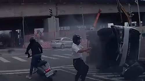 Мотоциклист едва разминулся с грузовиком благодаря своей реакции