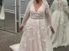 Старушка исполнила мечту всей своей жизни, примерив свадебное платье