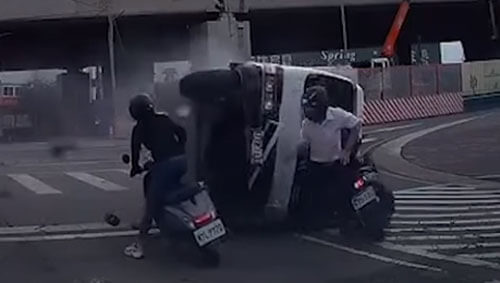 Мотоциклист едва разминулся с грузовиком благодаря своей реакции