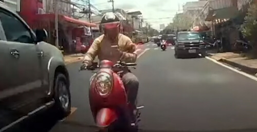 Мотоциклист убедился, что не стоит отвлекаться на смартфон во время движения