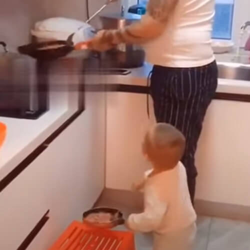 Малыш готов помочь папе с приготовлением пищи