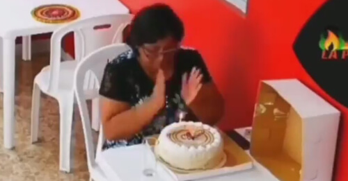 Сотрудники ресторана и посетители скрасили одинокий день рождения женщины