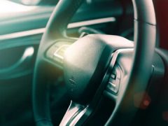 Водительница «позволила богу сесть за руль» и столкнулась с проблемами с законом