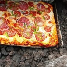 Горячая лава помогает повару готовить пиццу на вулкане