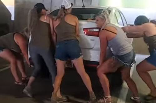 Энергичные девушки передвинули мешавшую им машину