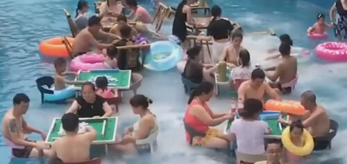 Из-за жары людям пришлось совмещать любимую игру с купанием