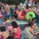 Из-за жары людям пришлось совмещать любимую игру с купанием