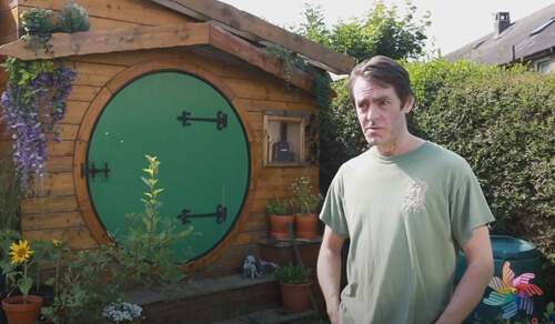 Поклонник Толкиена построил у себя в саду домик хоббитов