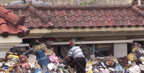 Отец завалил дом мусором из-за сына, отказывавшегося искать работу