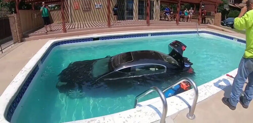 Перепутав газ с тормозом, юноша искупал машину в бассейне