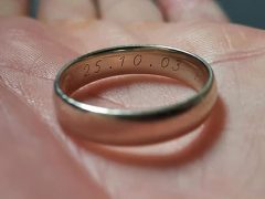 Соцсети помогли честной девочке вернуть потерянное обручальное кольцо владельцу