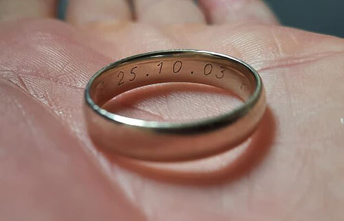 Соцсети помогли честной девочке вернуть потерянное обручальное кольцо владельцу