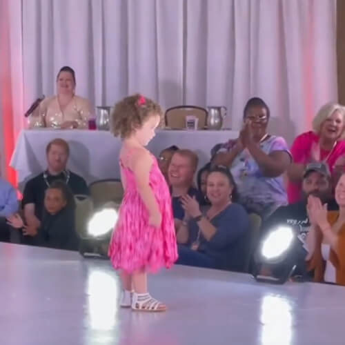 Малышка на конкурсе юных моделей поразила зрителей своей уверенностью