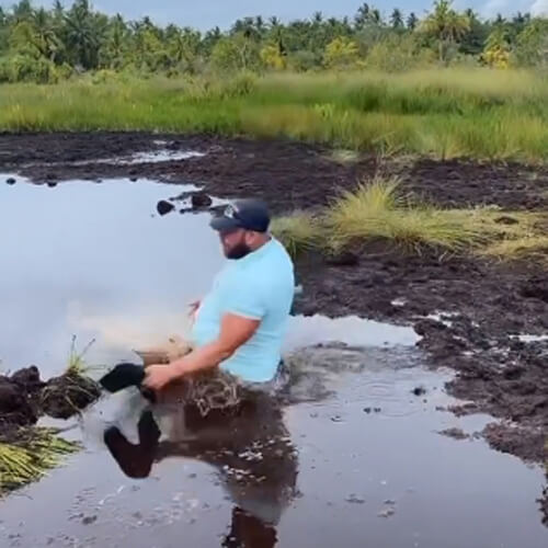 Попытавшись срезать путь, турист искупался в грязной воде