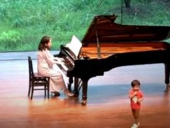 Сынишка решил присоединиться к маминому фортепианному концерту