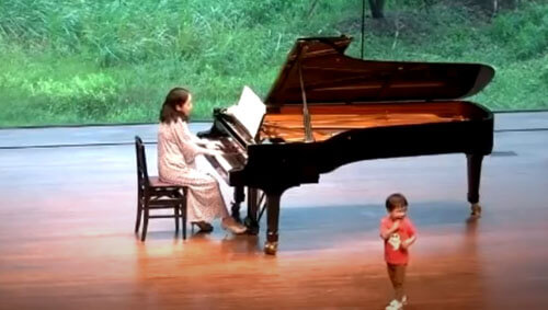Сынишка решил присоединиться к маминому фортепианному концерту