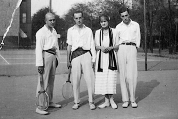 «Платье от соли торчало на мне колом»: как занимались спортом Ахматова, Набоков и Толстой?