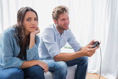 Муж имеет право играть в видеоигры только после того, как сделает работу по дому