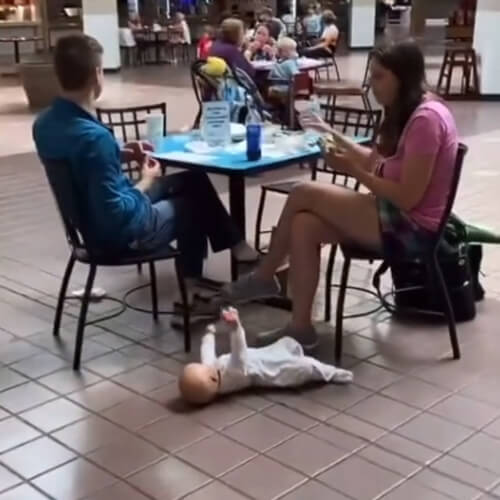 Родители положили ребёнка на пол в торговом центре