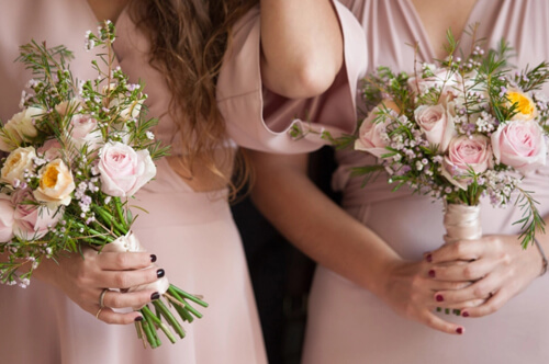 Люди спорят, права ли свадебная гостья, купившая «неприемлемое» платье