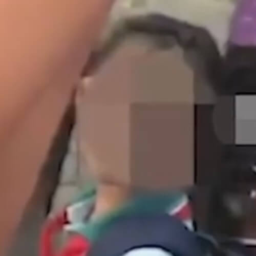 Полицейские посовестились надевать на мужчину наручники на глазах его дочери