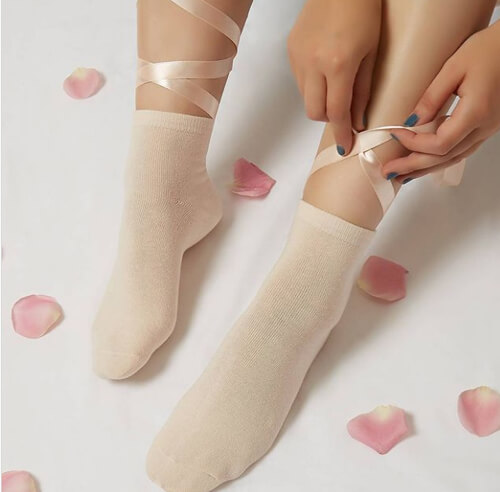 Модницы не могут определиться, как им относиться к «балетным» носкам