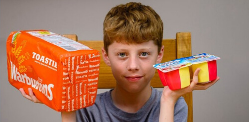 Мальчик, страдающий от пищевой фобии, выживает на белом хлебе и йогуртах