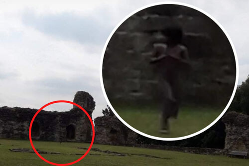 Гуляя вблизи старого замка, туристы случайно сфотографировали привидение