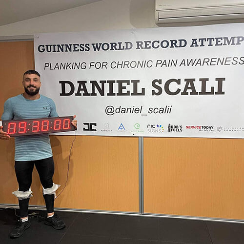 Австралиец так долго простоял в планке, что стал мировым рекордсменом