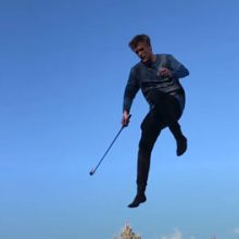 Трюкач объединил прыжки на батуте с игрой в гольф