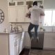 Талантливый трюкач делает работу по дому с занятыми руками