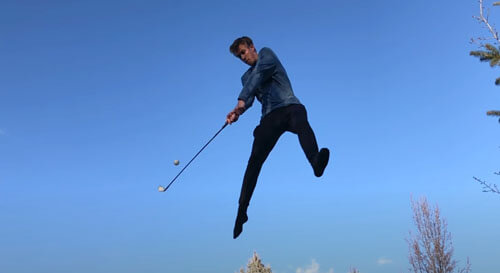 Трюкач объединил прыжки на батуте с игрой в гольф