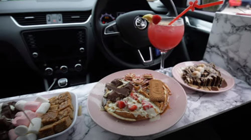 Чтобы попробовать вкусные десерты, можно не покидать автомобиль