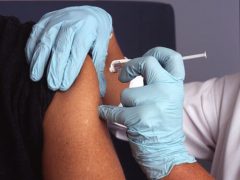 Чтобы не заболеть коронавирусом, мужчина получил целых пять доз различных вакцин