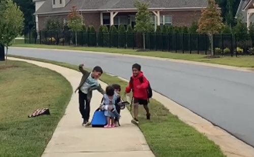 Малышка делает возвращение своих братьев из школы незабываемым