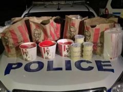 Полицейские задержали нарушителей с контрабандной жареной курицей