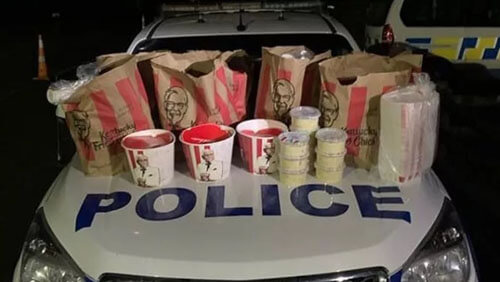 Полицейские задержали нарушителей с контрабандной жареной курицей