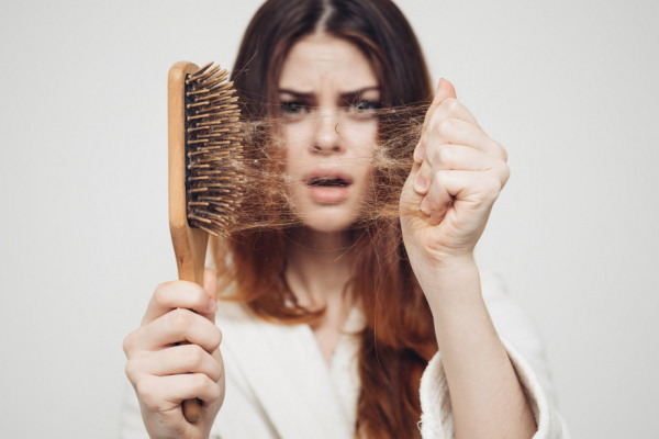 «Ни в коем случае нельзя заниматься самолечением»: почему выпадают волосы и как это остановить?