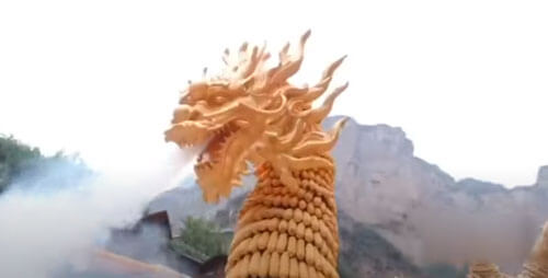 Золотой дракон, сделанный из кукурузы, удивляет любителей необычного искусства