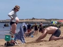 Заботливый муж вырыл в песке яму для беременной супруги