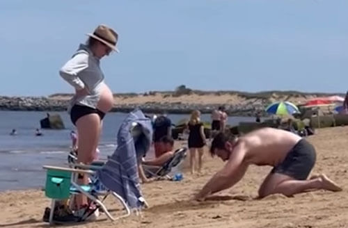 Заботливый муж вырыл в песке яму для беременной супруги
